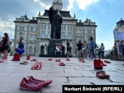 Okupljene na protestu protiv nasilja nad ženama u Novom Sadu