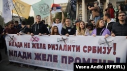 Jedna od poruka na trećem protestu protiv nasilja u Beogradu: "Mladi ne žele rijaliti Srbiju! Mladi žele promene!" (19. maj 2023. godine)