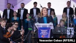 Președinta Parlamentului European, Roberta Metsola, venită în piață pe jos alături de Maia Sandu, și-a început discursul cu câteva propoziții în română, aducând mesajul: „Europa este Moldova, Moldova este Europa”