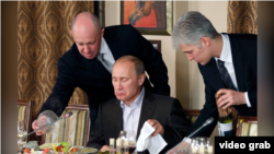 Prigožin (levo) poslužuje Vladiira Putina