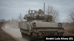 Американська бойова машина Bradley поблизу Авдіївки на Донеччині, Україна, грудень 2023 року
