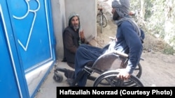 آرشیف - معلولین می گویند که حکومت طالبان امتیازات شانرا به نصف کاهش داده و در پرداخت آن تعلل می کند
