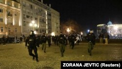 Policija reaguje na protestu u Beogradu ispred Skupštine grada, 24. decembar 2023.