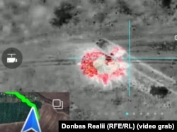 Украинский оператор дрона повреждает российский танк сбросом