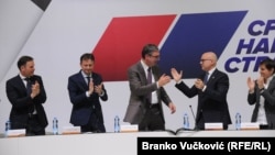 Aleksandar Vučić koji je dao ostavku na mesto predsednika vladajuće Srpske napredne stranke čestita novoizabranom predsedniku Milošu Vučeviću, koji je na poziciji ministra odbrane Srbije, Kragujevac, 27. maj 2023. 