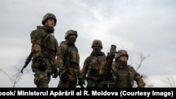 Un grup de militari care participă la instruirile de la Centrul Secundar de Instruire pentru luptă de la Smîrdan, România.