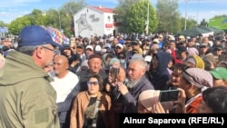 Жители Кульсары требуют справедливого возмещения ущерба у акима Атырауской области Серика Шапкенова (слева). 15 мая 2024 года