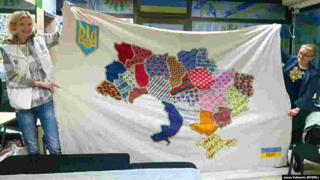 U Ukrajinskom centru imaju i raritet koji je ušao u knjigu rekorda njihove zemlje. Kada je Ana Maksimenko, koja je u Kijevu bila volonterka u evakuacijama stradalih i povrijeđenih, prošlog novembra došla u Crnu Goru, donijela je sa sobom izvezenu mapu Ukrajine koju je radila tri godine. &quot;Da pokažem kroz ornamente da svaki naš region ima svoje osobenosti, ali i sličnosti&quot;, kaže Ana. &nbsp;