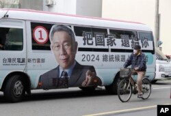 Ko Ven-je se pozicionira kao tehnokrata "trećeg puta" između DPP-a i KMT-a, između provociranja Kine i priklanjanja njoj. Fotografija: predizborni promo KoVen-jea na autobusu u gradu Šinču, januar 2024.