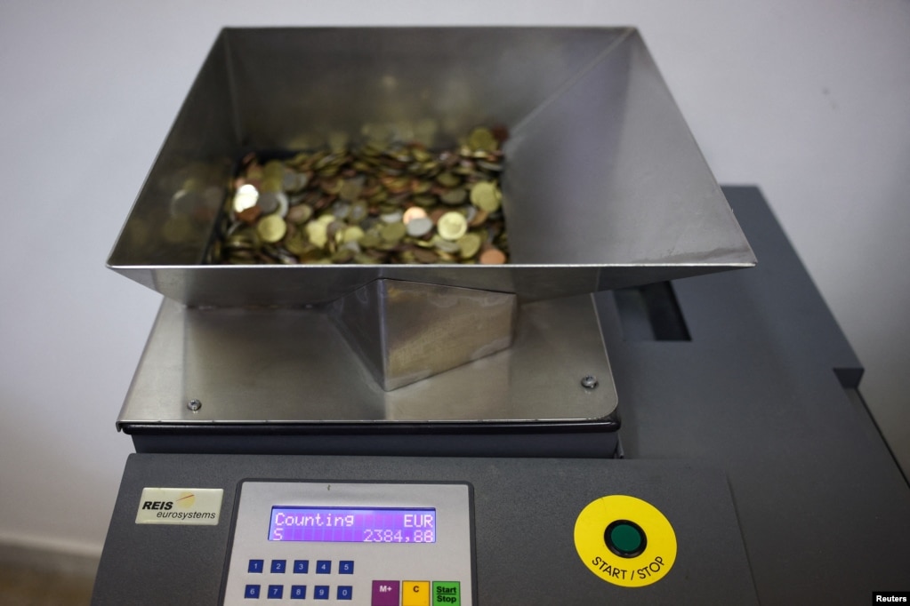 Monedhat e mbledhura nga shatërvani numërohen nga një numërues parash në zyrën e Caritas-it në Romë, Itali, 26 shkurt 2024.