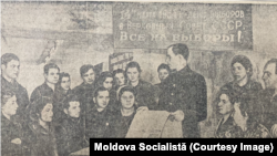 „Agitatorul” le vorbește oamenilor în plină campanie pentru alegerile în Sovietul Suprem al URSS. „Moldova socialista”, 12 Februarie 2954. 