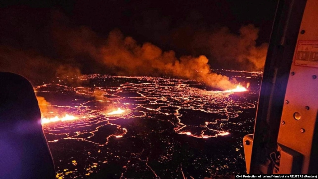 Shpërndarja e llavës nga shpërthimi i vullkanit në Grindavik. Fotografi e bërë më 19 dhjetor 2023.&nbsp;
