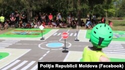 Polițiștii le-au vorbit copiilor de la o tabără de vară din Cahul despre regulile de securitate personală în traficul rutier, iunie 2023