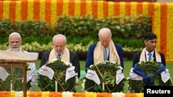 Slijeva nadesno: indijski premijer Narendra Modi, brazilski predsjednik Luiz Inasio Lula da Silva, američki predsjednik Džo Bajden, britanski premijer Riši Sunak odaju počast Mahatmi Gandiju, Nju Delhi, 10. septembar 2023.