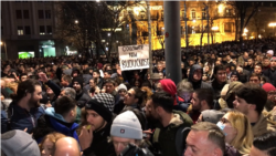 „Nu ne lăsăm prostiți” | Proteste după alegeri, la Belgrad 