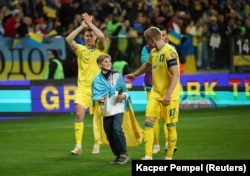 Українські гравці після перемоги над збірною Ісландії у Вроцлаві, 27 березня 2024 року