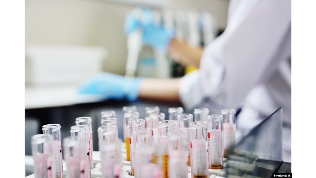 Profesorii din chimie spun că finanțarea slabă din cercetare îi determină să își cumpere singuri reactivii necesari pentru reacțiile chimice din proiectele de cercetare. Foto generică.