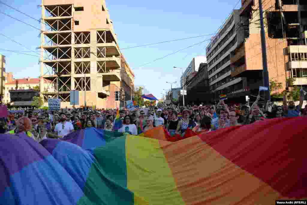 Učesnici su prošetali centralnim ulicama Beograda sa velikom zastavom duginih boja na, kako su rekli organizatori, &quot;najmasovnijem Prajdu do sada&quot;.