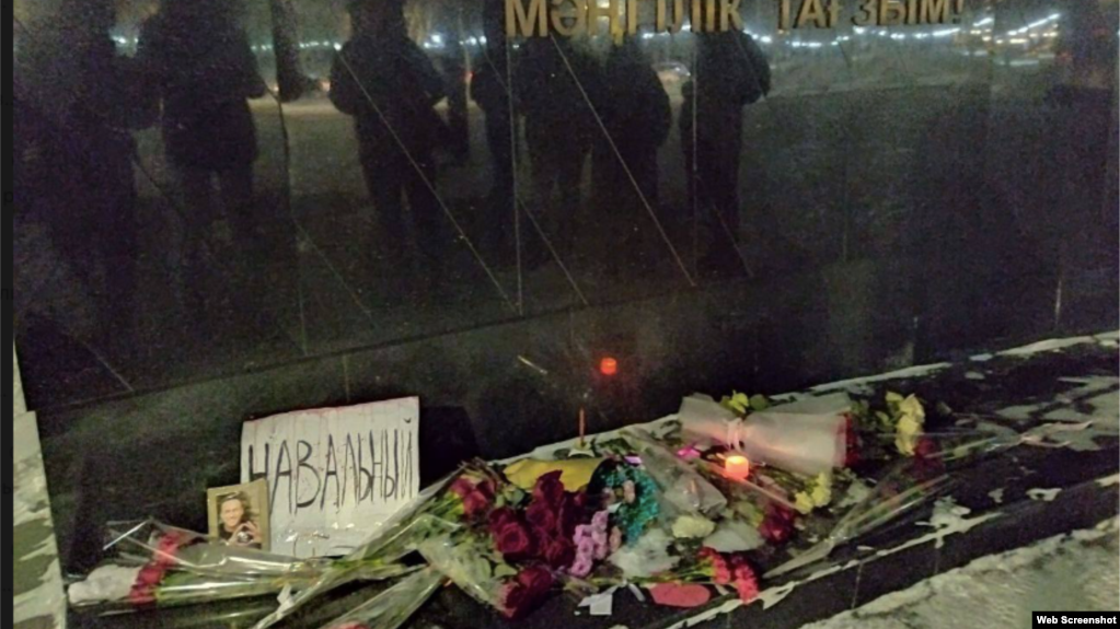 Цветы у памятника жертвам Голода в Астане. Горожане приносят букеты и свечи после извести о смерти российского оппозиционера Алексея Навального. 16 февраля 2024 года