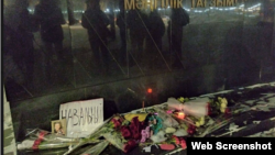 Цветы у памятника жертвам Голода в Астане. Горожане приносят букеты и свечи после известия о смерти российского оппозиционера Алексея Навального. 16 февраля 2024 года