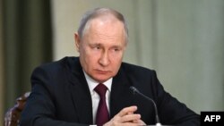 Президент Росії Володимир Путін 31 березня затвердив нову концепцію зовнішньої політики, в якій Росія «не вважає себе ворогом Заходу», але «розглядає США як організатора та виконавця агресивної антиросійської політики»