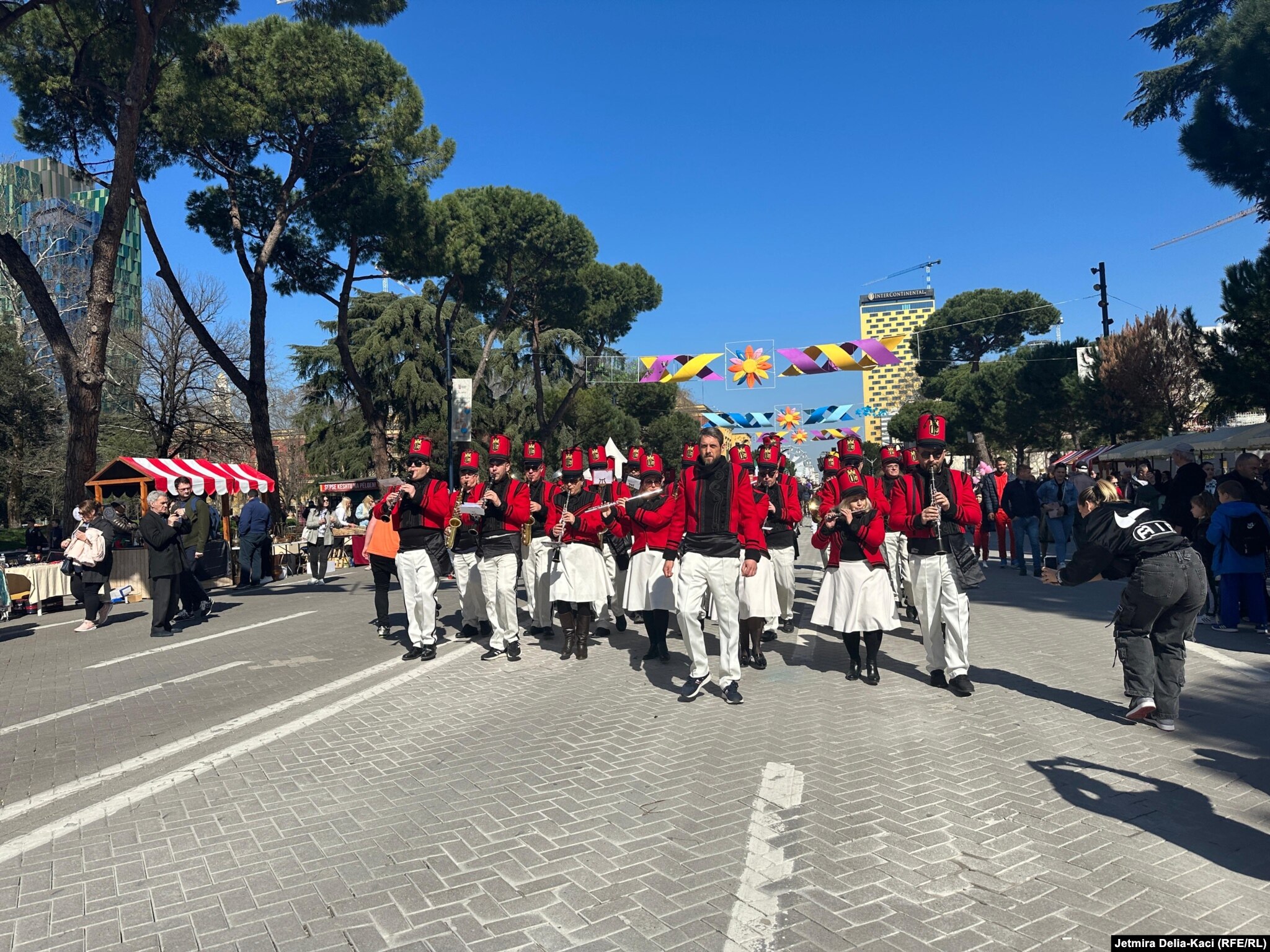 Banda Frymore e Ushtrisë së Shqëipërisë duke parakaluar në Bulevardin “Dëshmorët e Kombit”.