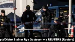 Danska policija oko desničarskog političara Rasmusa Paludana prije no što je zapalio Kuran ispred turske ambasade u Kopenhagenu, 27. januar 2023. 