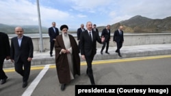 Президент Ірану Ібрагім Раїсі й президент Азербайджану Ільгам Алієв під час зустрічі біля кордону Ірану й Азербайджану, 19 травня 2024 року