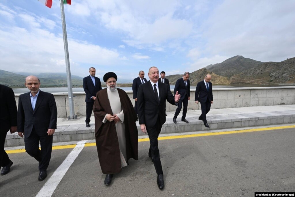 Raisi dhe Aliyev gjatë inaugurimit të digës Qiz Qalasi në kufirin mes Iranit dhe Azerbajxhanit. &nbsp;