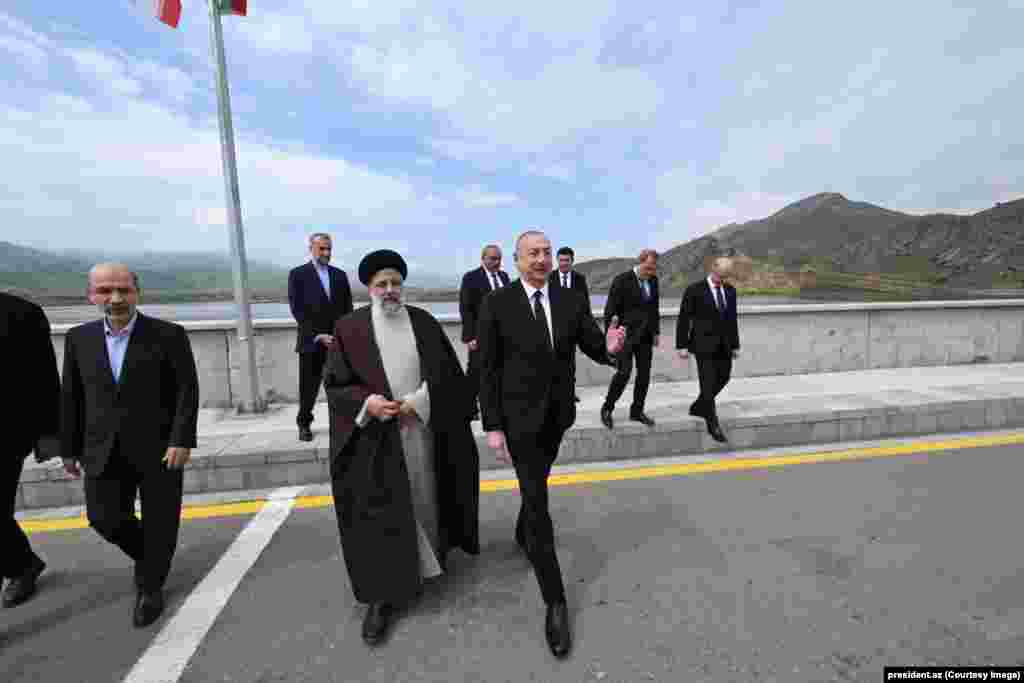 Raisi dhe Aliyev gjatë inaugurimit të digës Qiz Qalasi në kufirin mes Iranit dhe Azerbajxhanit. &nbsp;