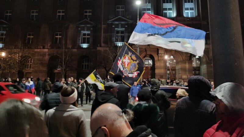 Ultradesničari protestovali na godišnjicu NATO bombardovanja u Beogradu uz simbol ruske invazije na Ukrajinu 