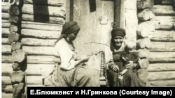Плетение пояса на швейке. Кержачки в типичных костюмах. Деревня Белая, 1927 г.