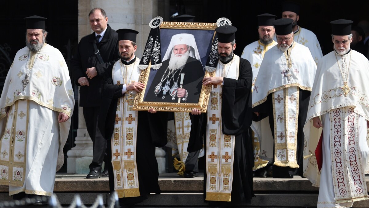 На опелото на патриарх Неофит присъства митрополитът на Киев, но