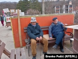 Ljubomir Radivojević na barikadi sedi kraj improvizovane peći (desno), 13. februar 2024.