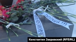 A white ribbon at the St. Petersburg site bears the inscription: "It is time to bring the mobilized soldiers home."