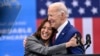 Joe Biden (dreapta) o susține pe vicepreședinta sa, Kamala Harris, pentru a-l înlocui drept candidat la președinția SUA din partea Partidului Democrat.