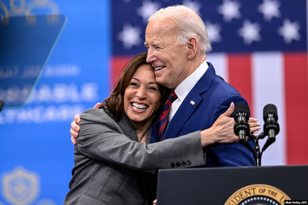 Harris dhe Biden në një takim të fushatës në Karolinën e Veriut më 26 mars 2024. Më vonë, pas performancës katastrofike të presidentit Biden në debatin televiziv me kandidatin republikan Donald Trump, roli i Kamala Harris në fushatën demokrate u bë më i spikatur.   