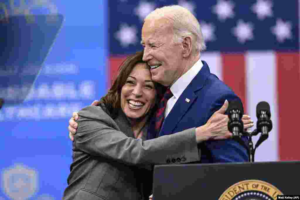 Harris îl îmbrățișează pe Biden după un discurs despre îngrijirea sănătății în Raleigh, Carolina de Nord, pe 26 martie 2024. Harris a devenit din ce în ce mai proeminent de la prestația ezitantă a lui Biden într-o dezbatere televizată cu Trump.