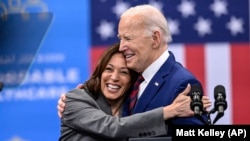 Joe Biden (dreapta) o susține pe vicepreședinta sa, Kamala Harris, pentru a-l înlocui drept candidat la președinția SUA din partea Partidului Democrat.