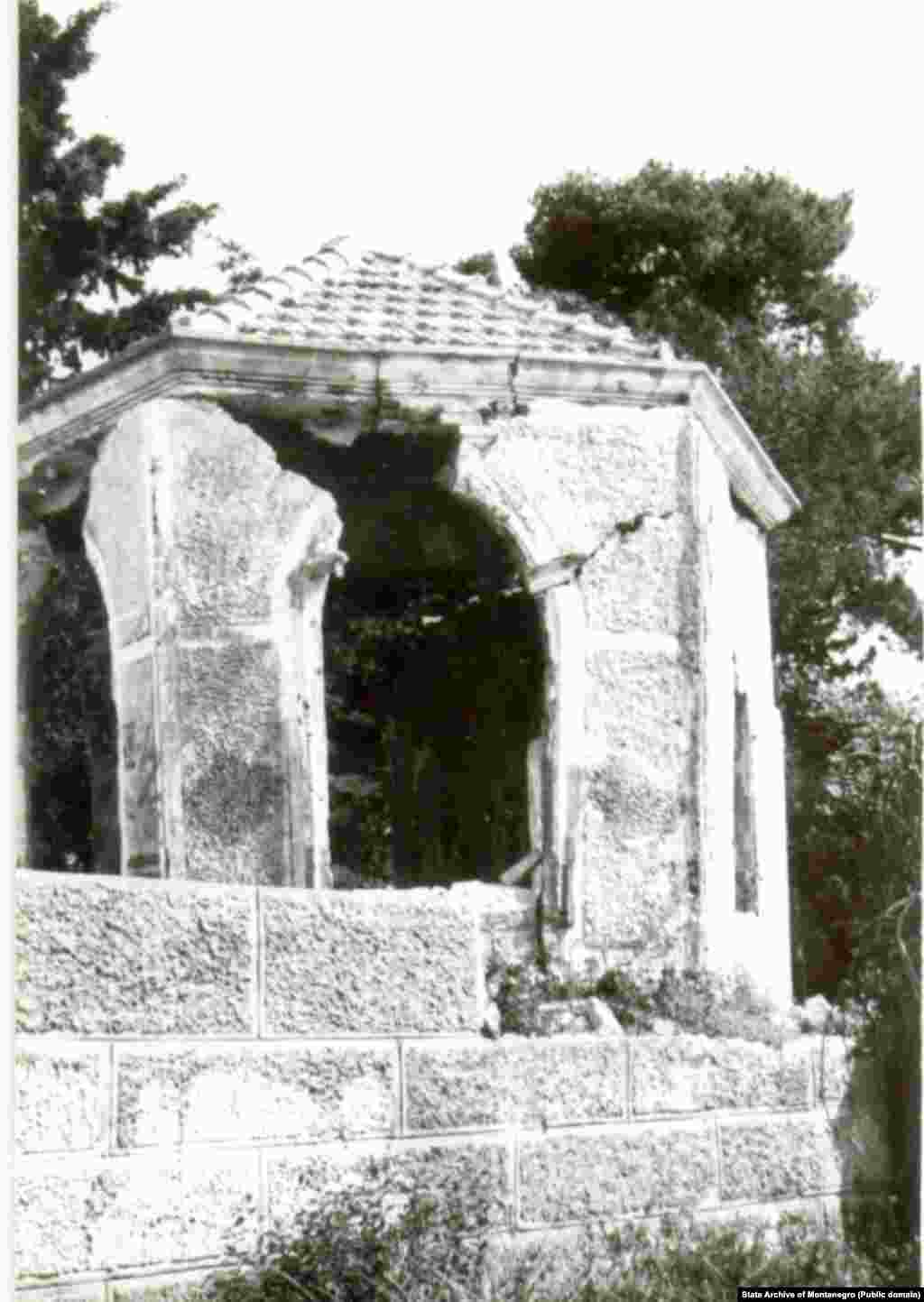 Restaurimi i thesarit të dëmtuar kulturor dhe historik zgjati me dekada dhe në të morën pjesë shumë ekspertë dhe institucione të huaja - nga Mali i Zi deri tek UNESCO-ja. Kjo është pjesë e Kalasë së Mbretit Nikolla në Tivar - pas tërmetit dhe sot.