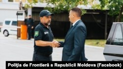 Rosian Vasiloi, șeful demis al Poliției de Frontieră (stânga) și ministrul de Interne, Adrian Efros (dreapta).