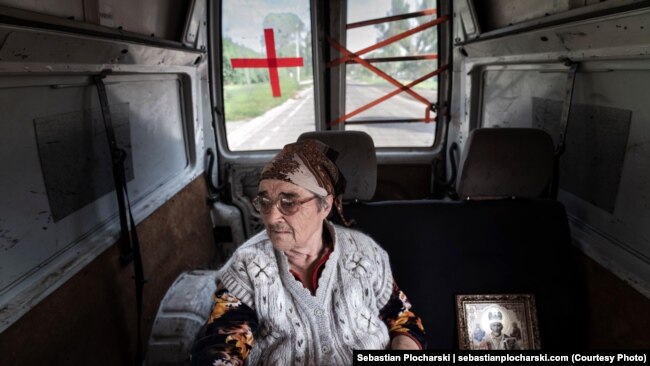 Эвакуация из Водяного Донецкой области Украины. Женщина забрала из своего дома всего одну вещь – икону. Июль 2023