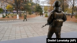 Un monument în fața „Casei ofițerilor ruși” din orașul Tiraspol 