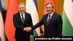 Uzbek President Shavkat Mirziyoev (left) meets Li Qiang, the premier of China's State Council in Beijing on January 23. 