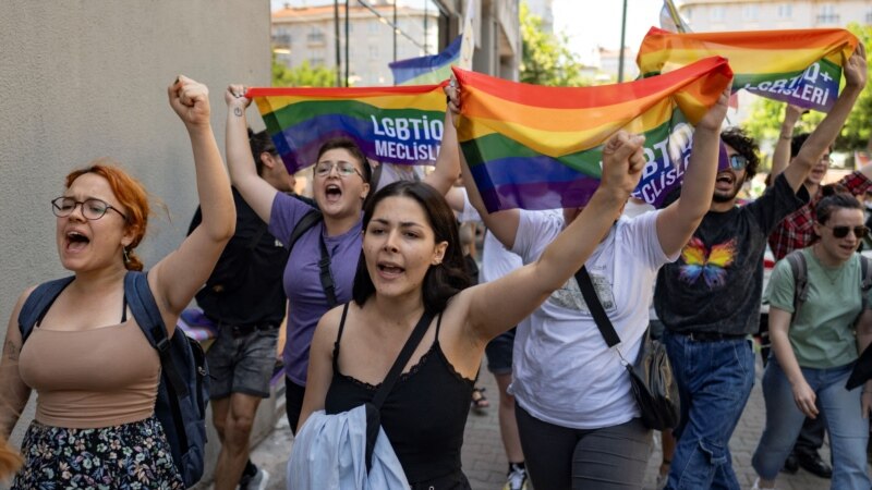 پلیس ترکیه ده‌ها نفر را در راهپیمایی سالانه همجنس‌گرایان در استانبول و ازمیر بازداشت کرد