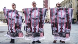 Плакати із зображенням очільника Росії Володимира Путіна за ґратами на акції проти війни в Україні. Італія, Турин, 20 серпня 2023 року