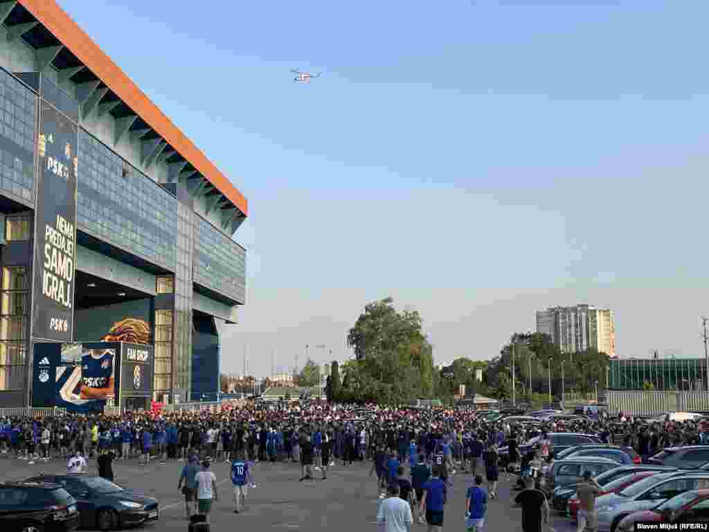 Policija situaciju prati i iz vazduha, helikopterima koji kruže oko stadiona.