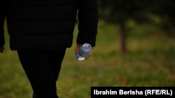Një burrë me një shishe plastike në dorë, Prishtinë, shkurt 2024.