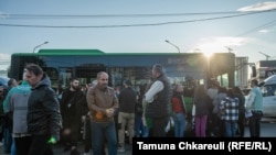 რიგი ავტობუსში ასასვლელად მეტრო დიდუბის ტერიტორიაზე. საღამოს შვიდი საათი