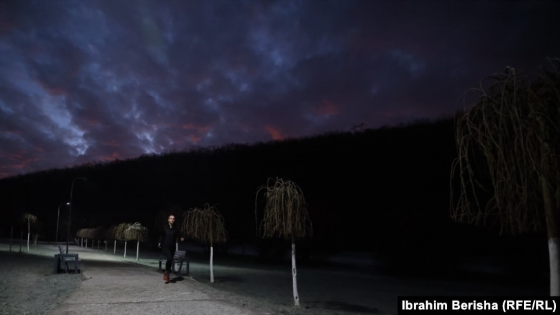 Selimi trči kroz Germia Park dok prvi zraci svetlosti probijaju noćno nebo.